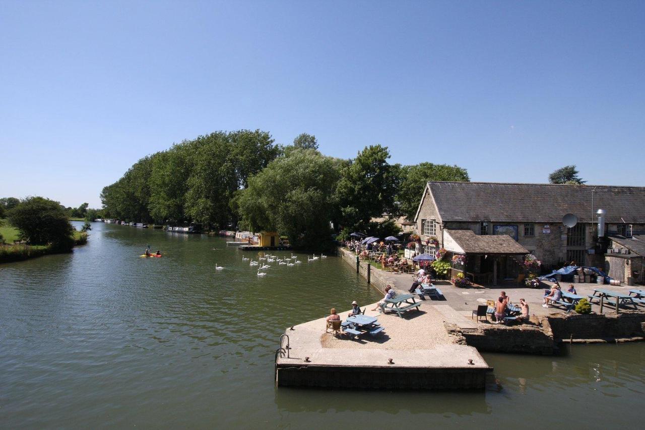 The Riverside Lechlade Exteriér fotografie
