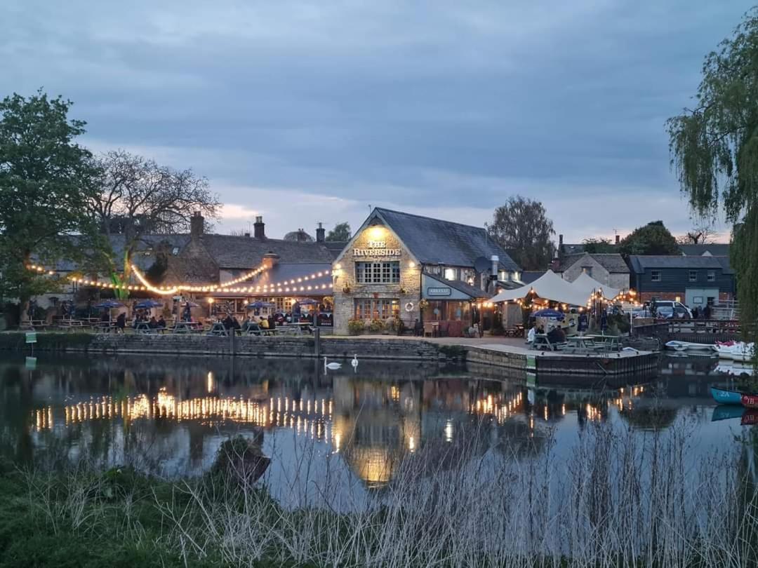 The Riverside Lechlade Exteriér fotografie